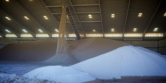 frac sand coming off conveyer belt